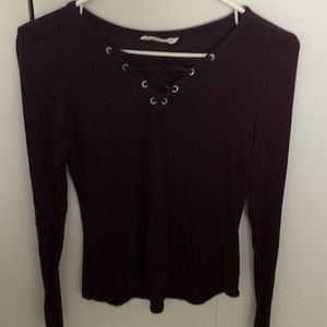 Long sleeve tee with cross cross cleavage. Maroon.